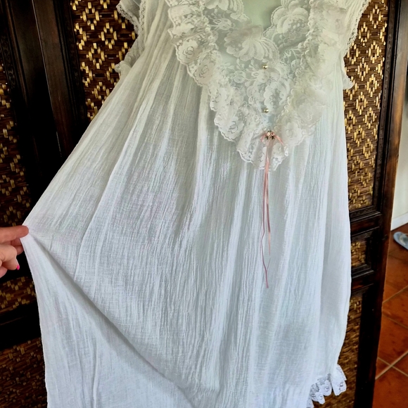 Elegant White Lace Nightgown - Picture 2 of 6